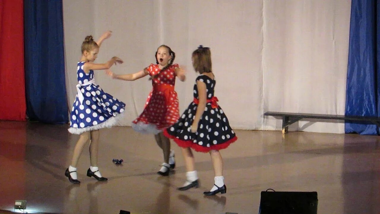 Танец подружки в детском саду