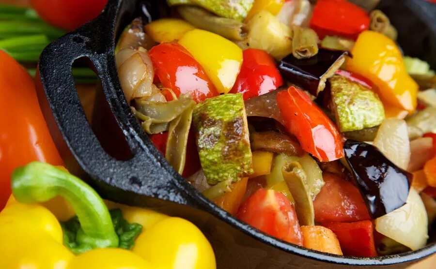 Постные тушеные овощи. Молдавская кухня гивеч. овощные блюда. блюда с овощами. печеные овощи.