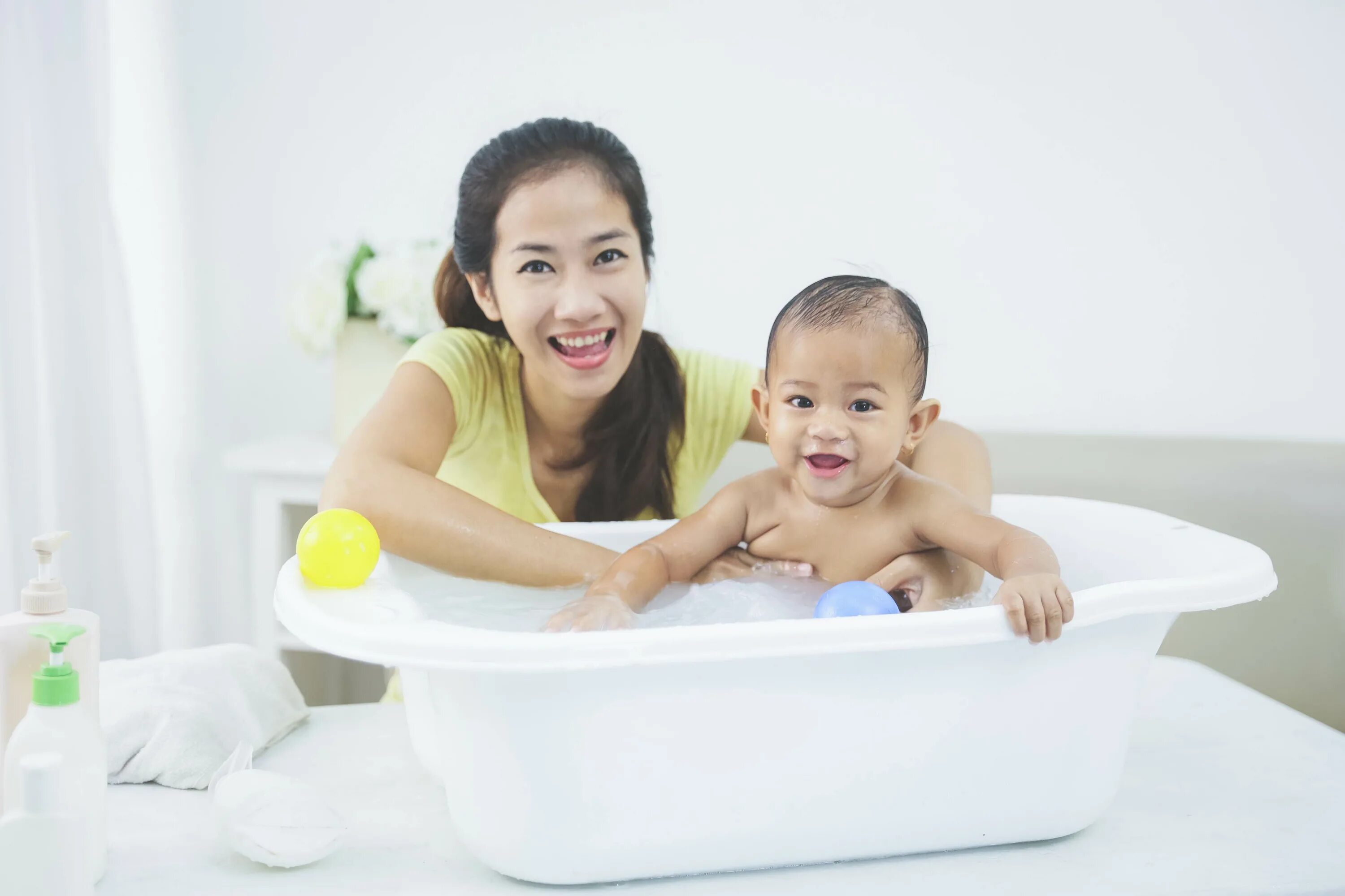Ванная мама. Ванная для матери и ребенка. Мама с грудным ребенком ванная. Япония мама ванной.