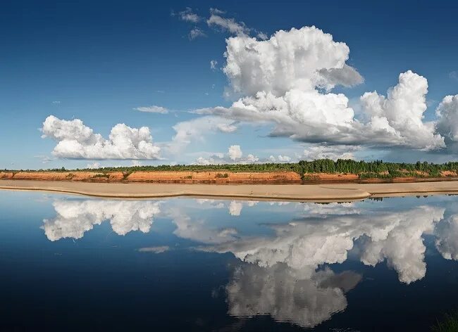 Облако в реке слушать. Облака в реке. Отражение неба в воде. Озеро облака. Отражение облаков в воде.