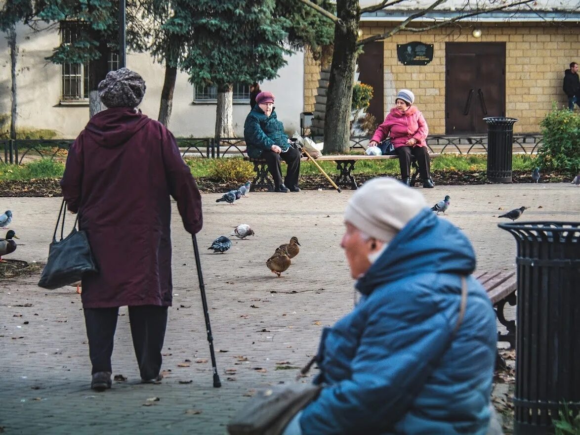 Бабушка обычная. Веселые бабушки. Бабка в городе. Фотопортрет пенсионерки. Бабушка в городе.