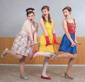 Догги стиліндегі юбкадағы әдемі супермодельдер