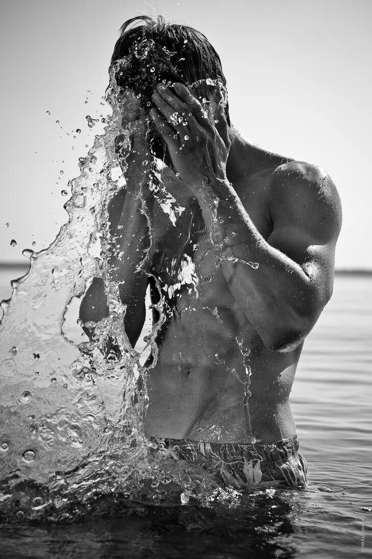 Скрытая мужская душа. Эммануэль Дасканио. Парень. Мужчина в воде. Мужская фотосессия в воде.