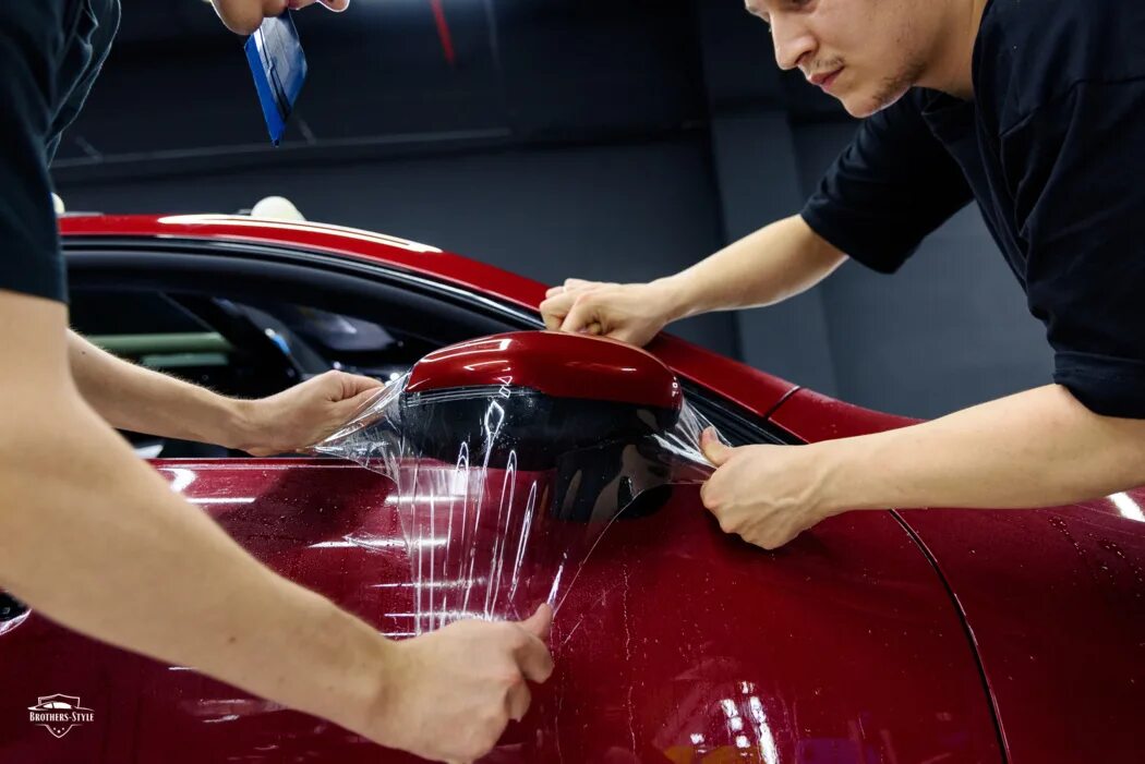 Оклейка автомобиля пленкой. Полиуретановая пленка для авто. Антигравийная пленка для авто ppf. Покрытие полиуретановой пленкой авто. Защита авто антигравийной пленкой.