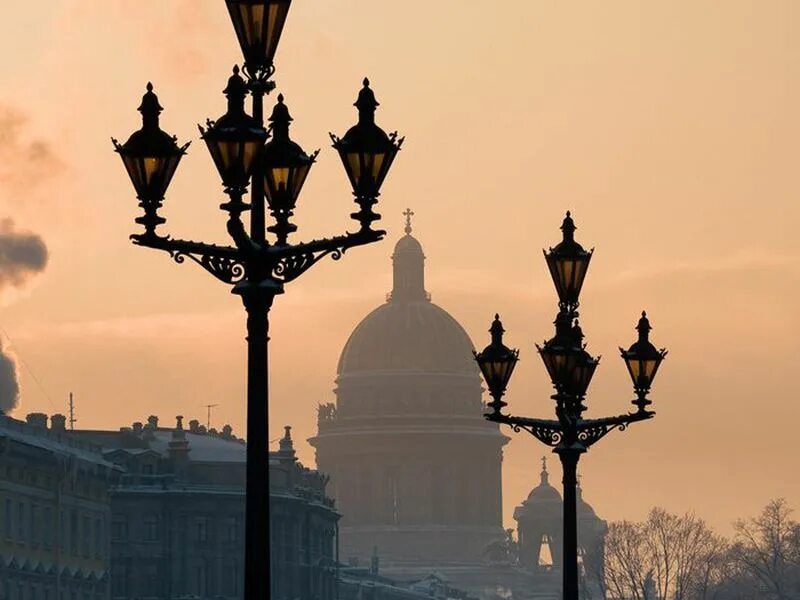 Старинные фонари петербурга. Фонари иоанновского моста в петербурге. Фонари на театральной площади. Улицы петербурга с фонарями. Уличные фонари питера.