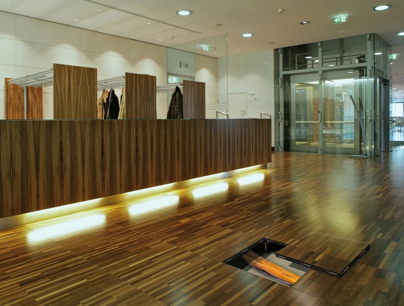 Raised floor. Raised flooring. raised floor en capsule.
