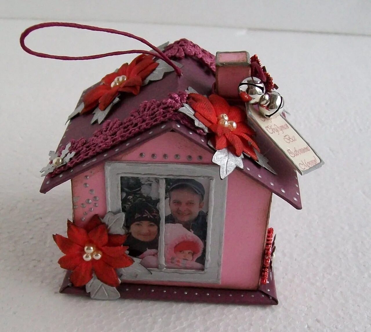 новогодний домик из фетра. зимний домик из картона. елочная игрушка домик своими руками из картона. новогодняя игрушка домик из коробки. елочная игрушка домик из картона своими руками.