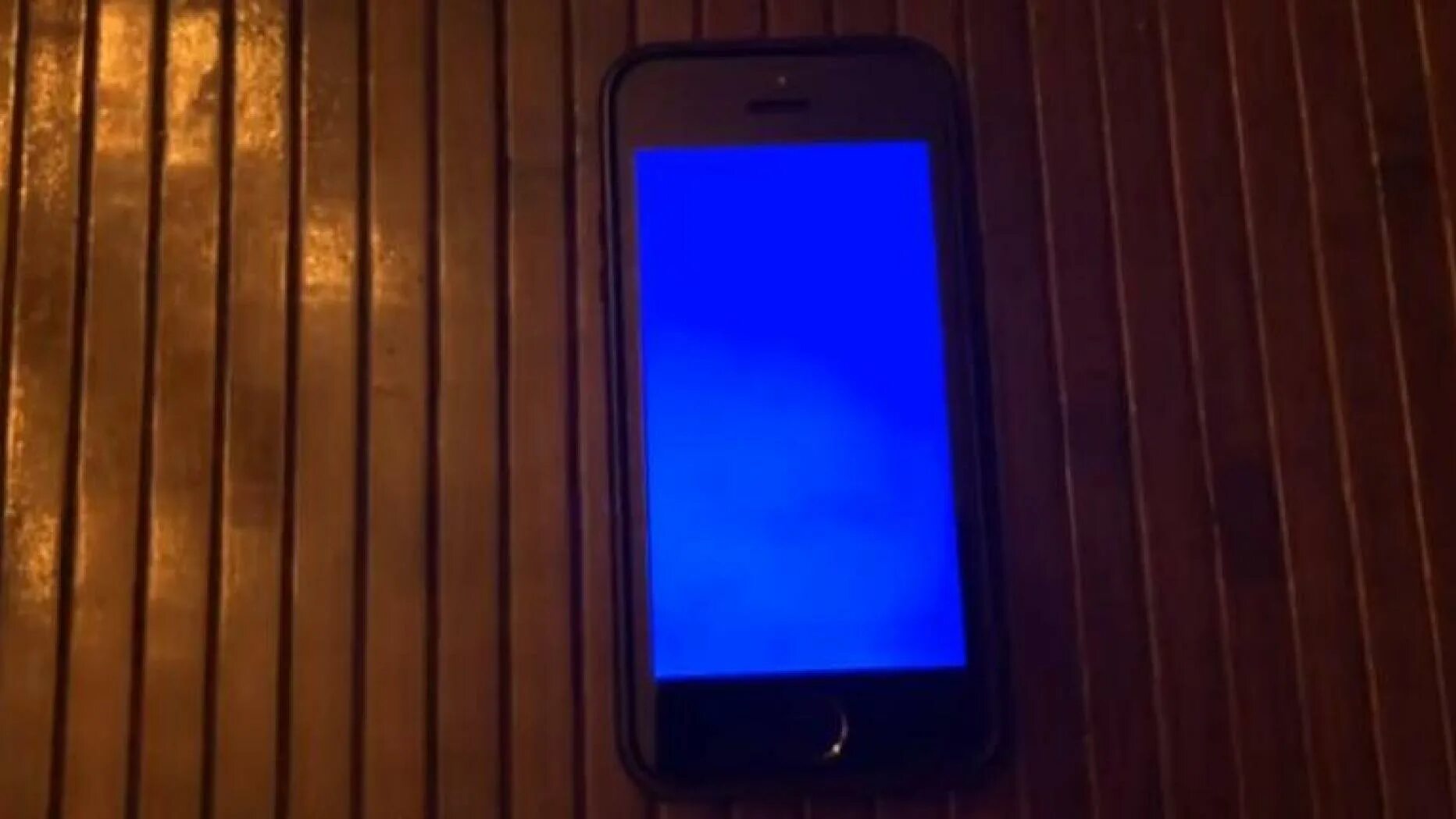 Айфон работает горит экран. Iphone 5s синий экран. iphone 5s bsod. синий экран на телефоне. экран смерти айфон.