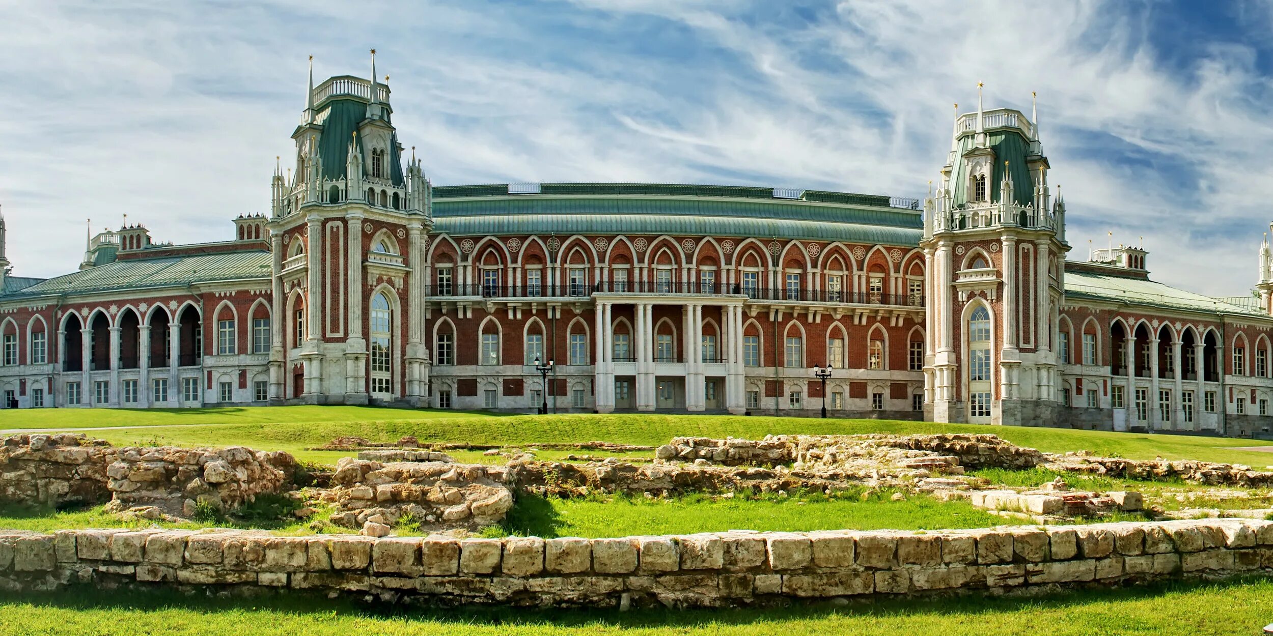 Царицыно калачинский. Ансамбль усадьбы Царицыно. Царицыно музей-заповедник Баженов. Дворцово-парковый ансамбль в Царицыно Баженов. Подмосковная усадьба Царицыно Архитектор Баженов.