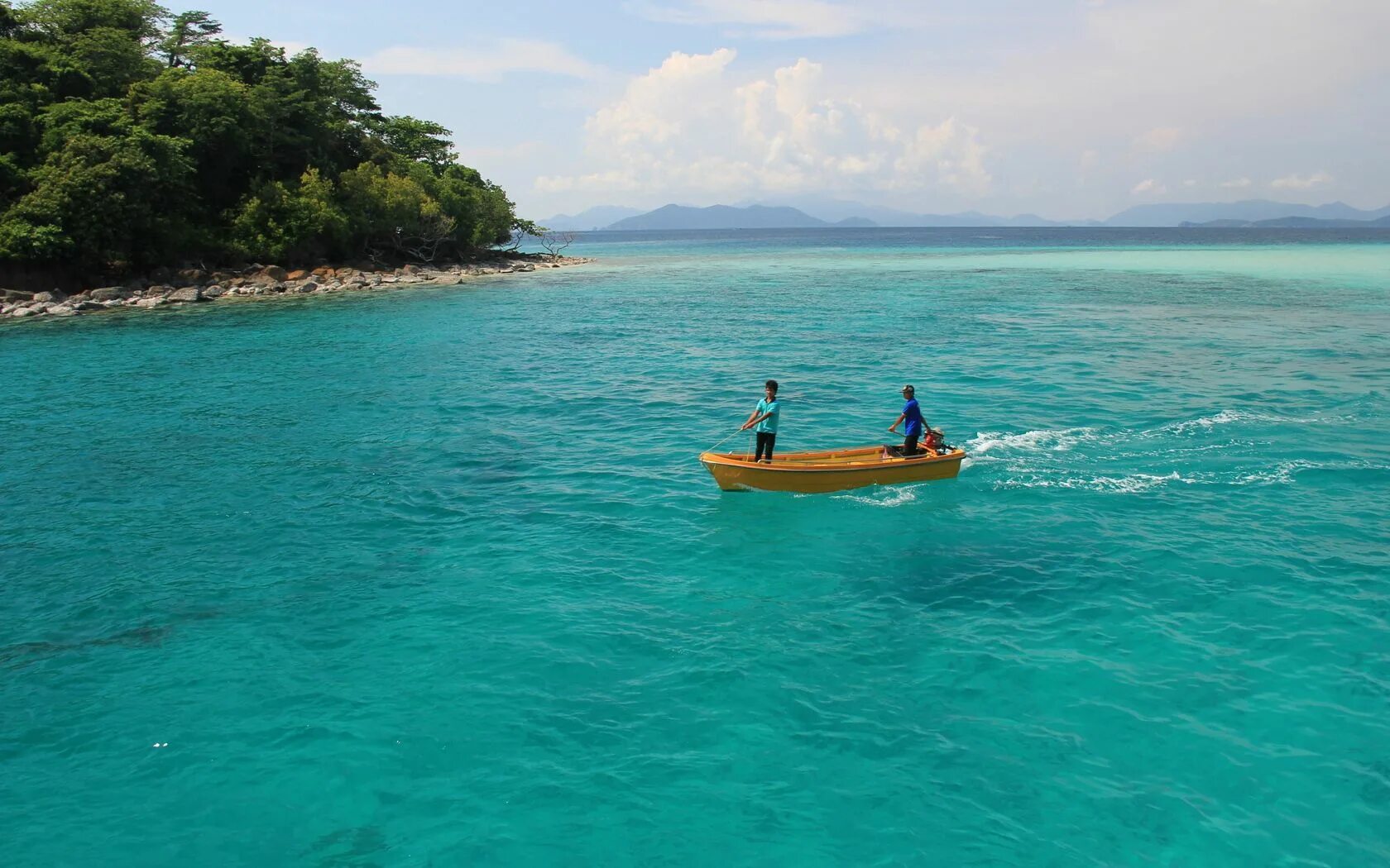 Тайланд море. Лодка на острове. Голубая лодка. Природа Тайланда. Boat island