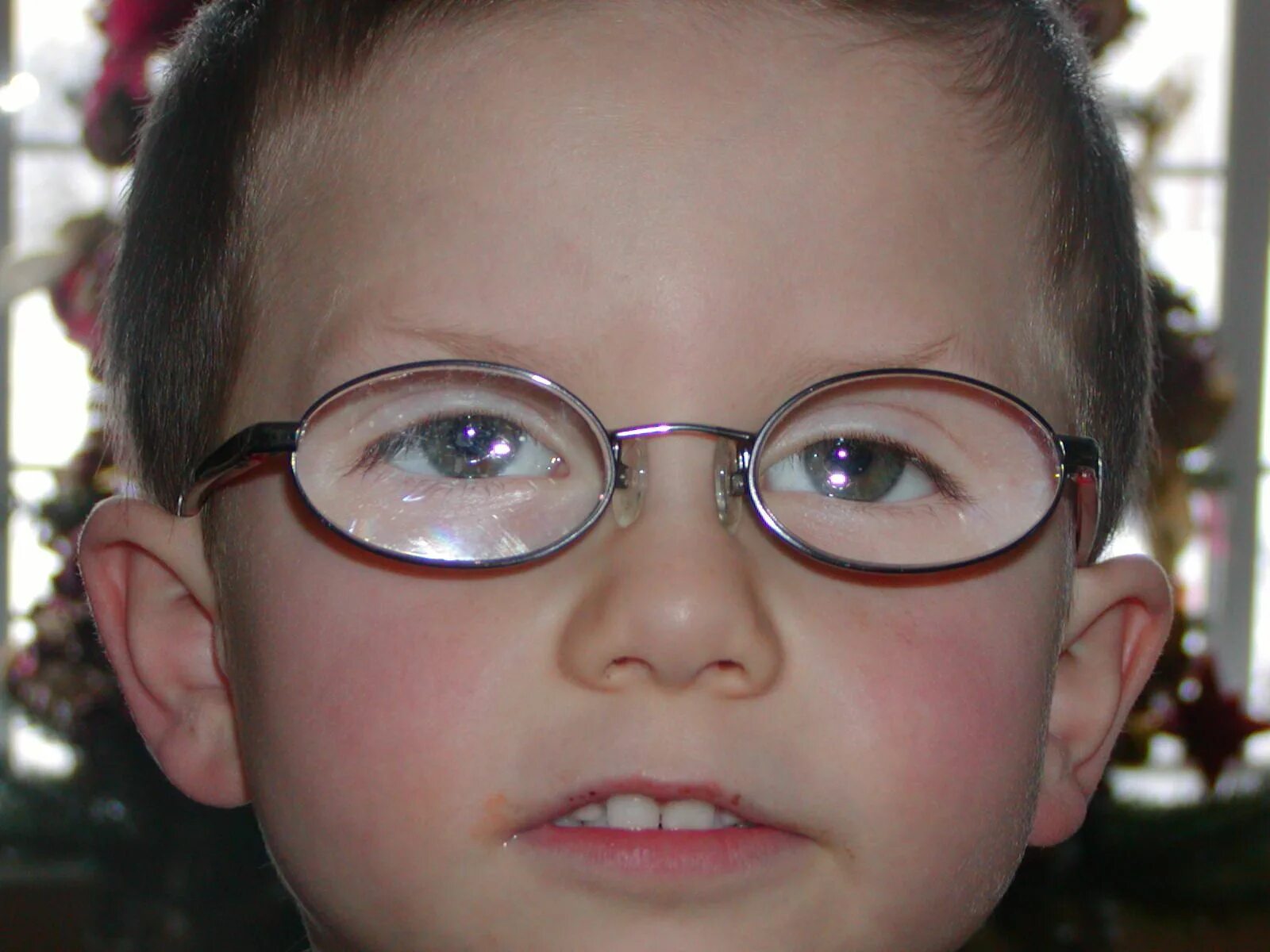 Плохое зрение плюс. Очки для дальнозоркости. Очки для детей для зрения. Очки с толстыми линзами. Очки для астигматизма.