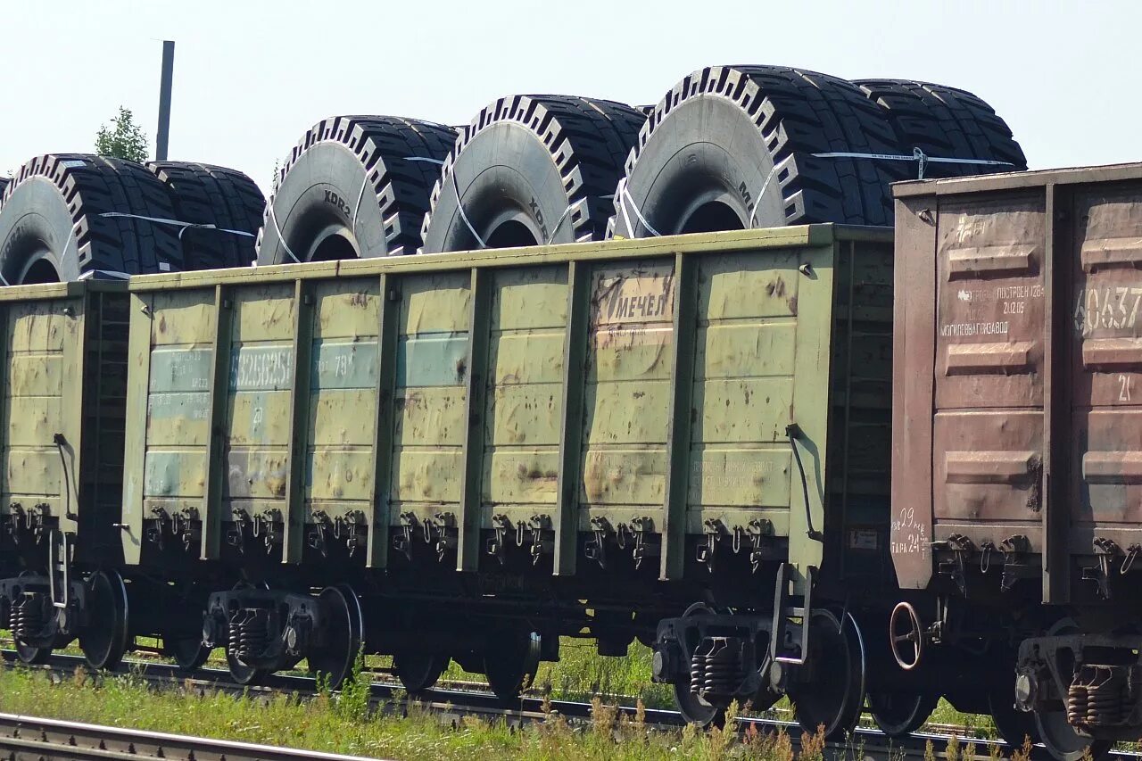 Шина 33.00r51 в полувагоне. Грузовой вагон. Транспортировка вагона. Транспортировка шин.