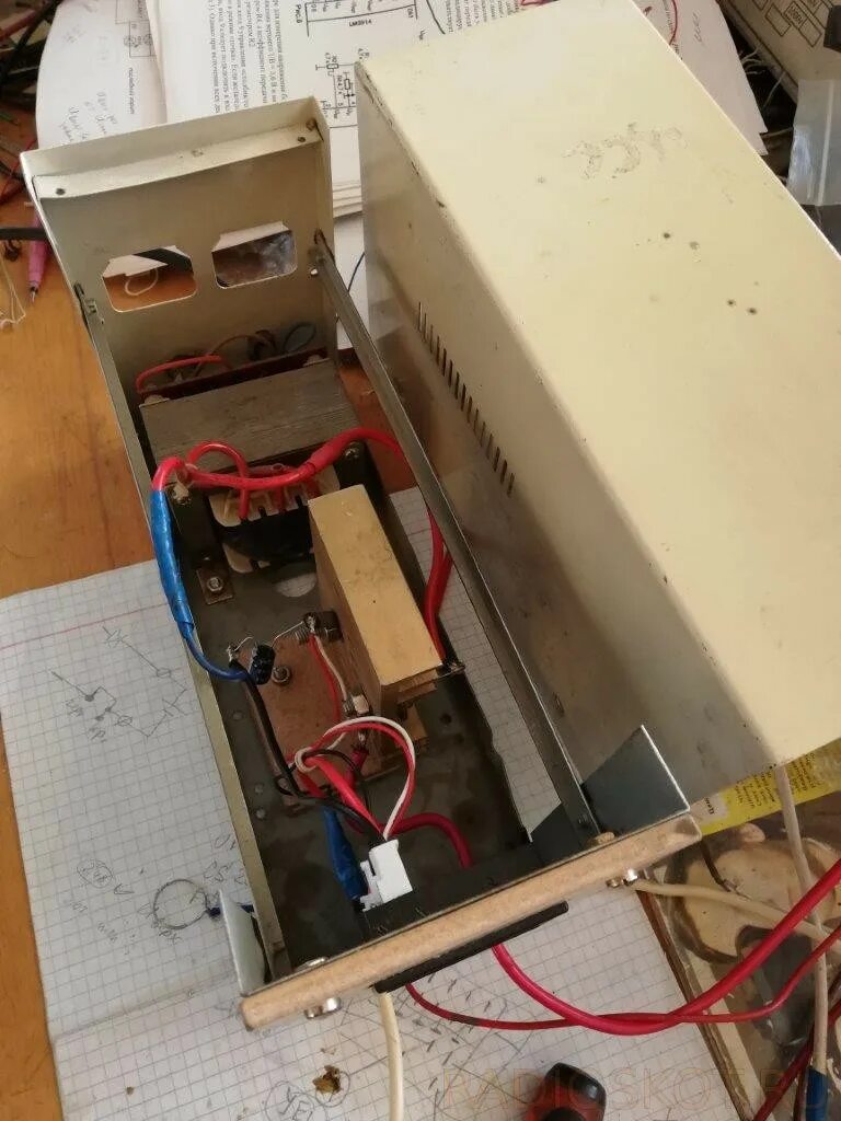 Зарядник из бесперебойника. Бесперебойник 12 вольт из ибп. Зарядное из трансформатора от бесперебойника. Зарядка для акб осм 1. Бесперебойник точечная сварка.