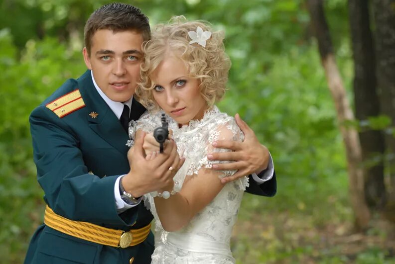 Wife формы. Свадебная фотосессия в военной форме. Фотосессия с офицером. Свадебная фотосессия с офицером. Жених в военной форме.