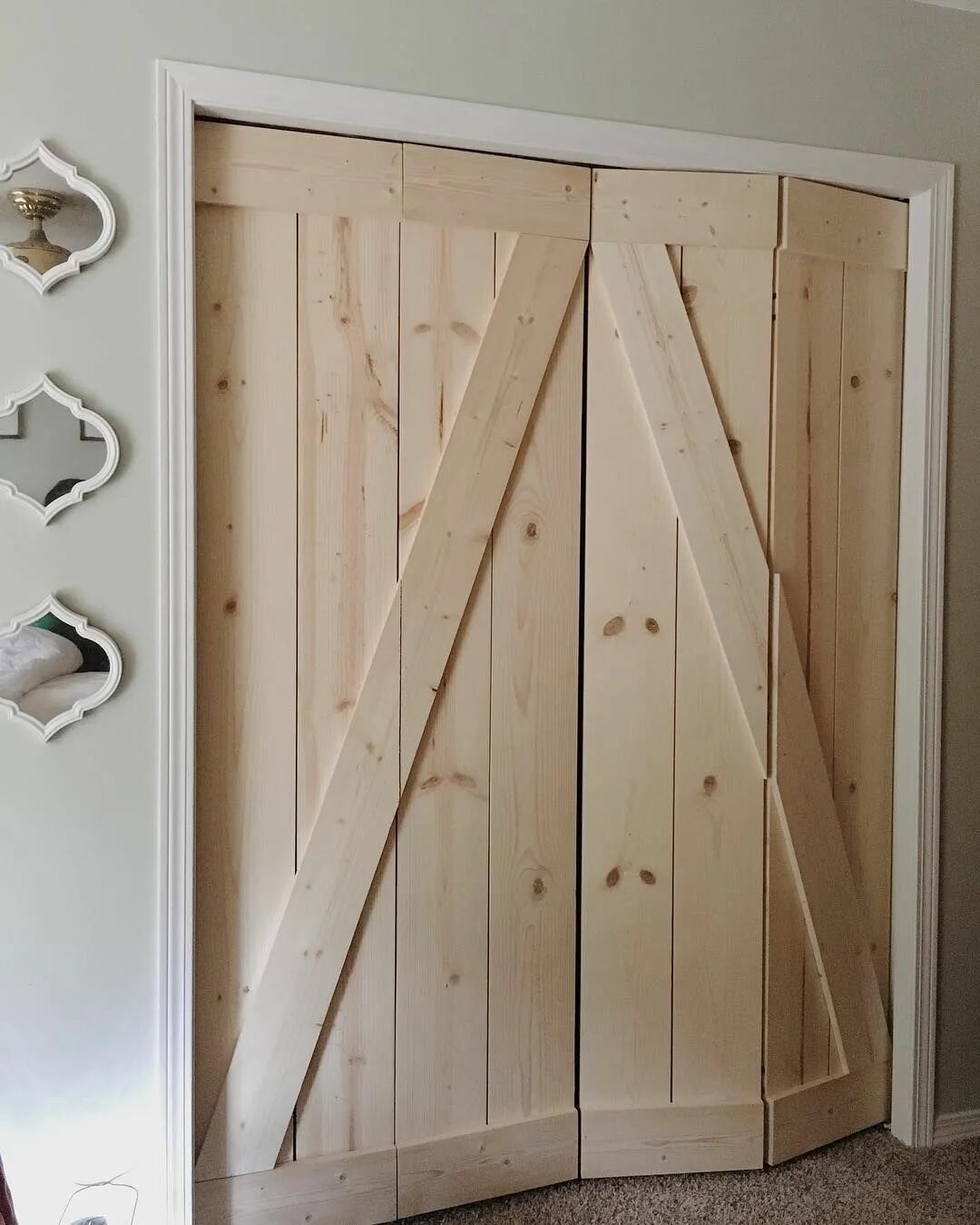 Деревянные двери в ванной. Раздвижные деревянные двери. Складная деревянная дверь. Дверки деревянные. Двери деревянные раскладные.