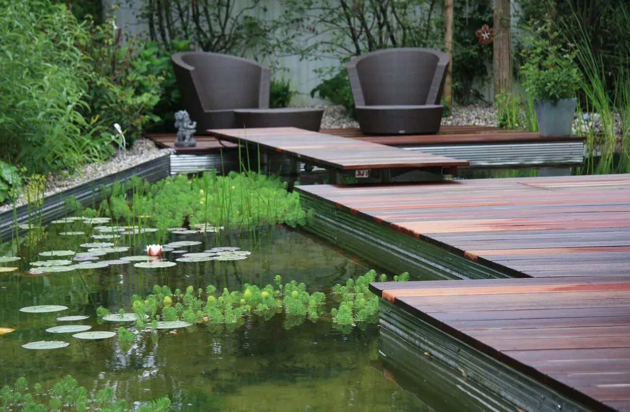 Деревянные дорожки на даче. Помост деревянный вокруг пруда. Деревянный настил у пруда. Доска на пруду. Энтони поллландшафтный дизайнер сады.