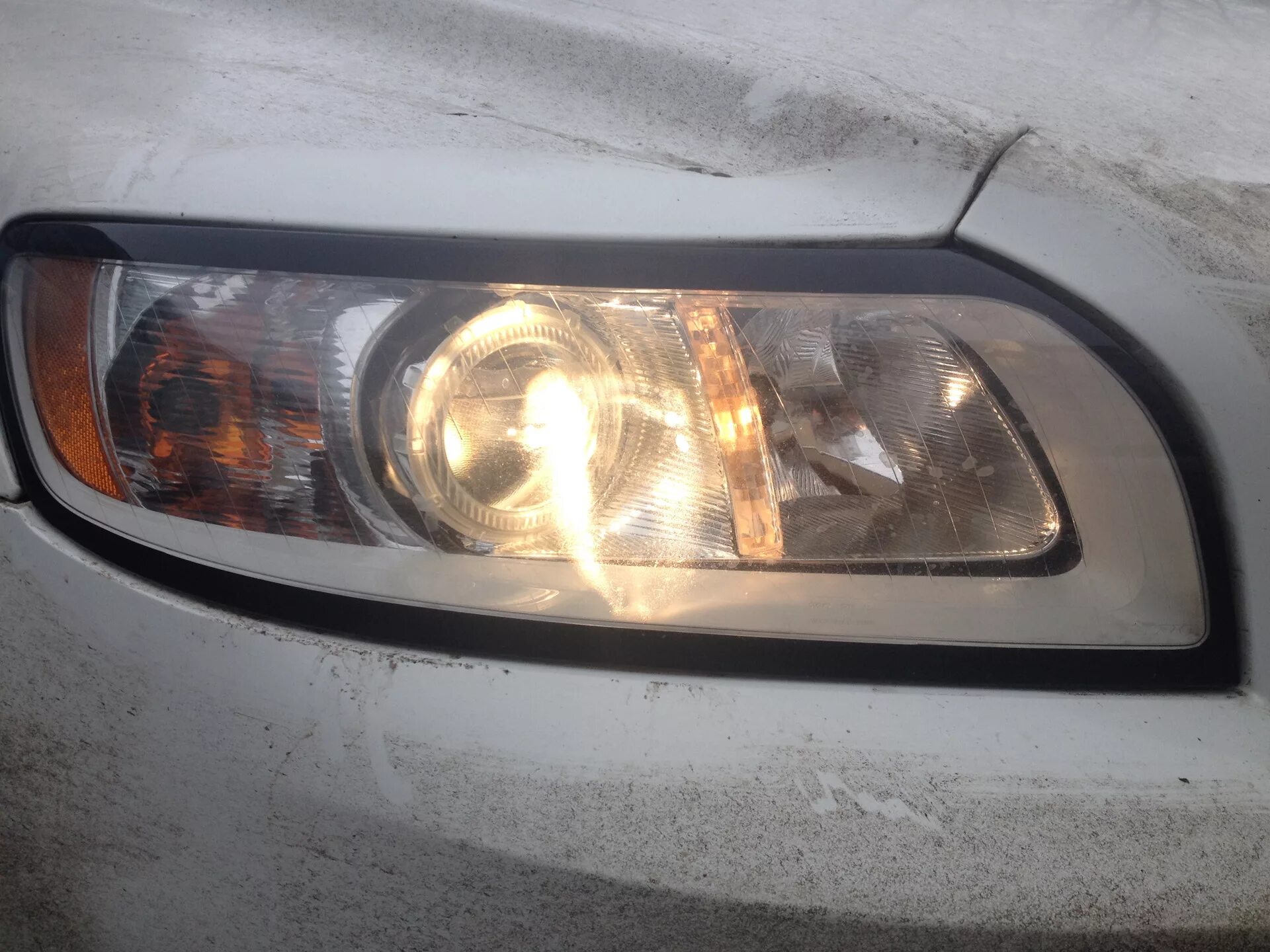 Фары volvo s40 ii. Линзы вольво s40. Volvo s40 меняем линзы h7. Отражатели в фары вольво s40. Отражатель фары вольво.