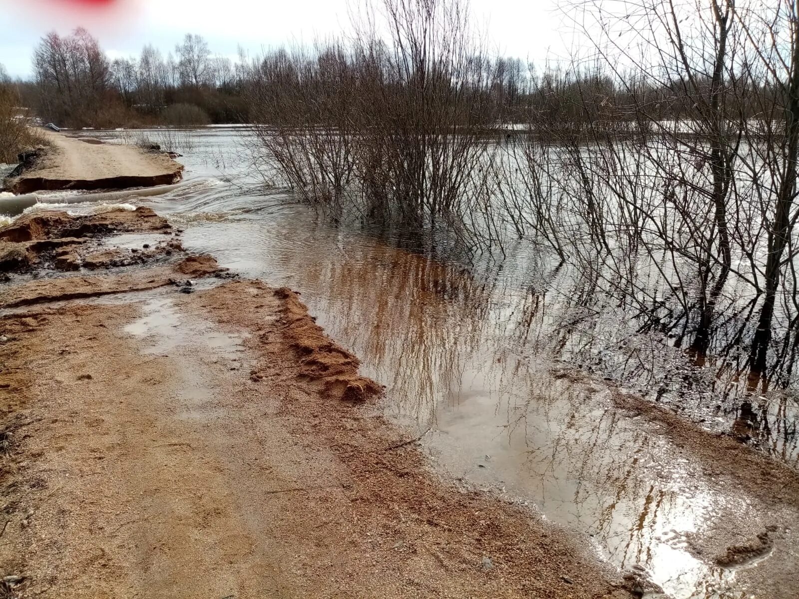 Половодье. Река. Разлив реки весной. Затопленная дорога. Уровень воды в реке смоленск