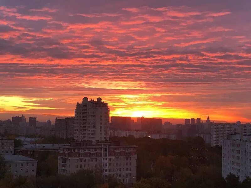 рассвет 2023. пылающий горизонт. чайковский ночью. закат 23:00. холодный рассвет в городе.