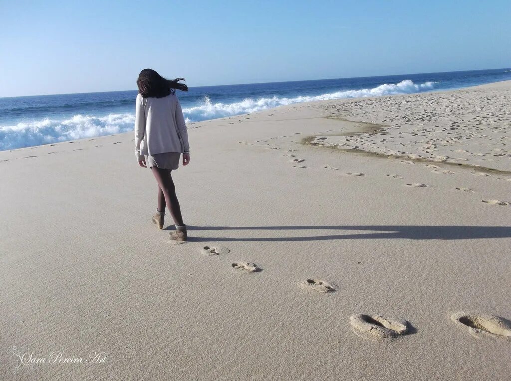 Девушка следы на песке. Девушка идет по песку. Следы на песке у моря. Следы на берегу моря. Женщина идет по берегу