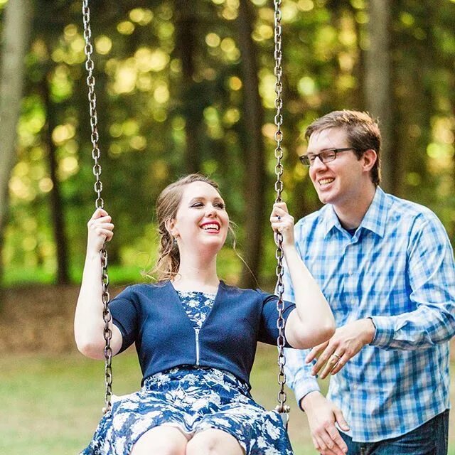 Вдвоем на качелях. Качели. Качели для инвалидов. Человек качеля. Использует качели.