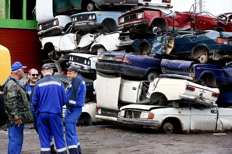 Утиль авто. Утильсбор машины. Утилизация автомобилей в России. Утилизация старых автомобилей 2010. Утиль сбор отменили