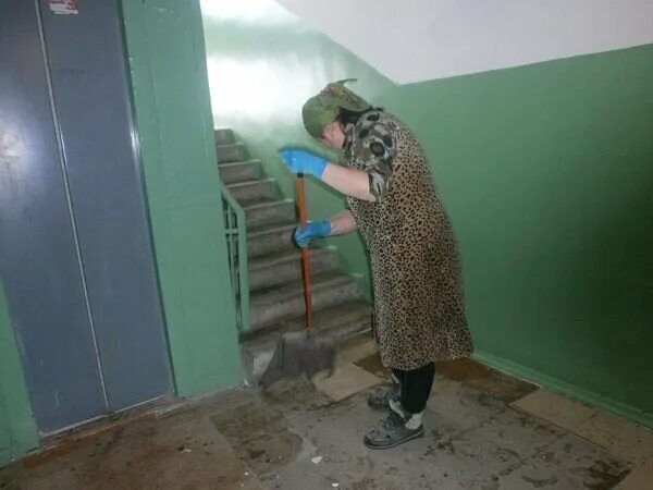 Авито работа подъезд. Уборка подъездов. уборщица подъездов. инвентарь для уборки подъездов. мытье полов в подъезде.