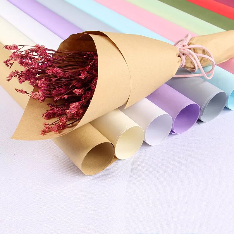 Упаковочные материалы бумага. Упаковка цветов в бумагу. Крафтовая бумага для букетов. Упаковочная бумага для цветов. Крафтовая бумага для упаковки цветов.