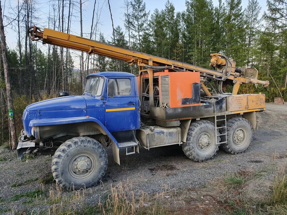 Урал буровая установка. Сваебойная машина бм 811. бм-811 бурильно-сваебойный комплекс. бм 811 на базе урала в иркутске. бурильно-сваебойная машина бм-811.