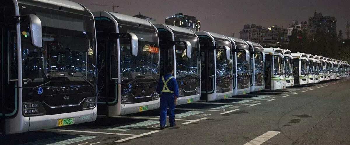 Пост в 2025 году какого. Общественный транспорт в Китае. Автобус 2025 года. Современный транспорт Китая. Китайские автобусы гармошки.