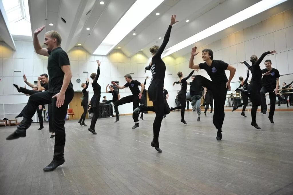 ноймайер джон гамбургский балет. репетиция коллектива. картинка репетиция танцев. ансамбль годенко репетиция. игорь моисеев ансамбль.