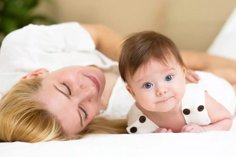 Дети недельного возраста. 5-Month-old Baby with mother.