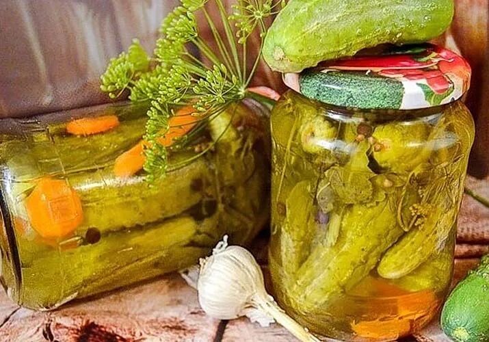 Консервирование резаных огурцов. Маринованные огурцы с морковью и луком рецепт. Огурцы маринованные на зиму с морковкой и луком. Огурцы по болгарски с луком и морковью. Огурцы с морковью на зиму.
