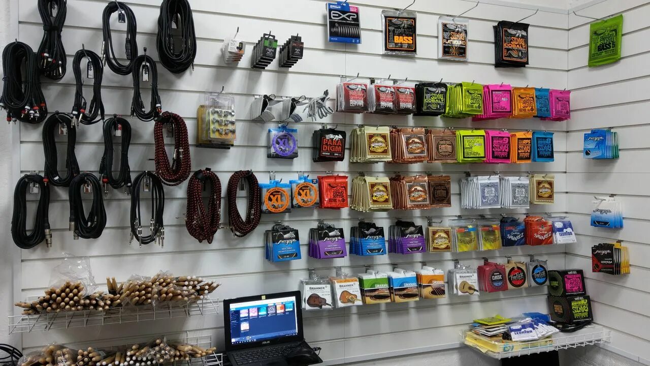 Ул московская 65а краснодар. Табачный бутик shop in shop. Музыкальный магазин 3-аккорда. Вейп шоп сочи. Таб таб магазин краснодар фото.