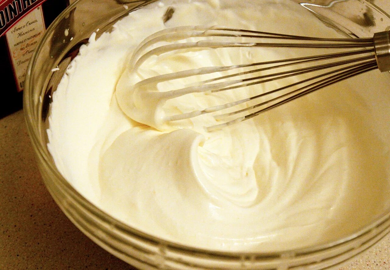 Как сделать правильный крем для торта. Крем для торта. Взбитый крем. Сливочный крем для торта. Приготовление сливочного крема.