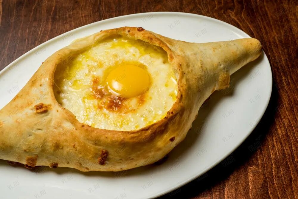 Аджария хачапури. Хачапури ачарули титаники. Хачапури лодочка. Рачули хачапури. Хачапури по-аджарски.