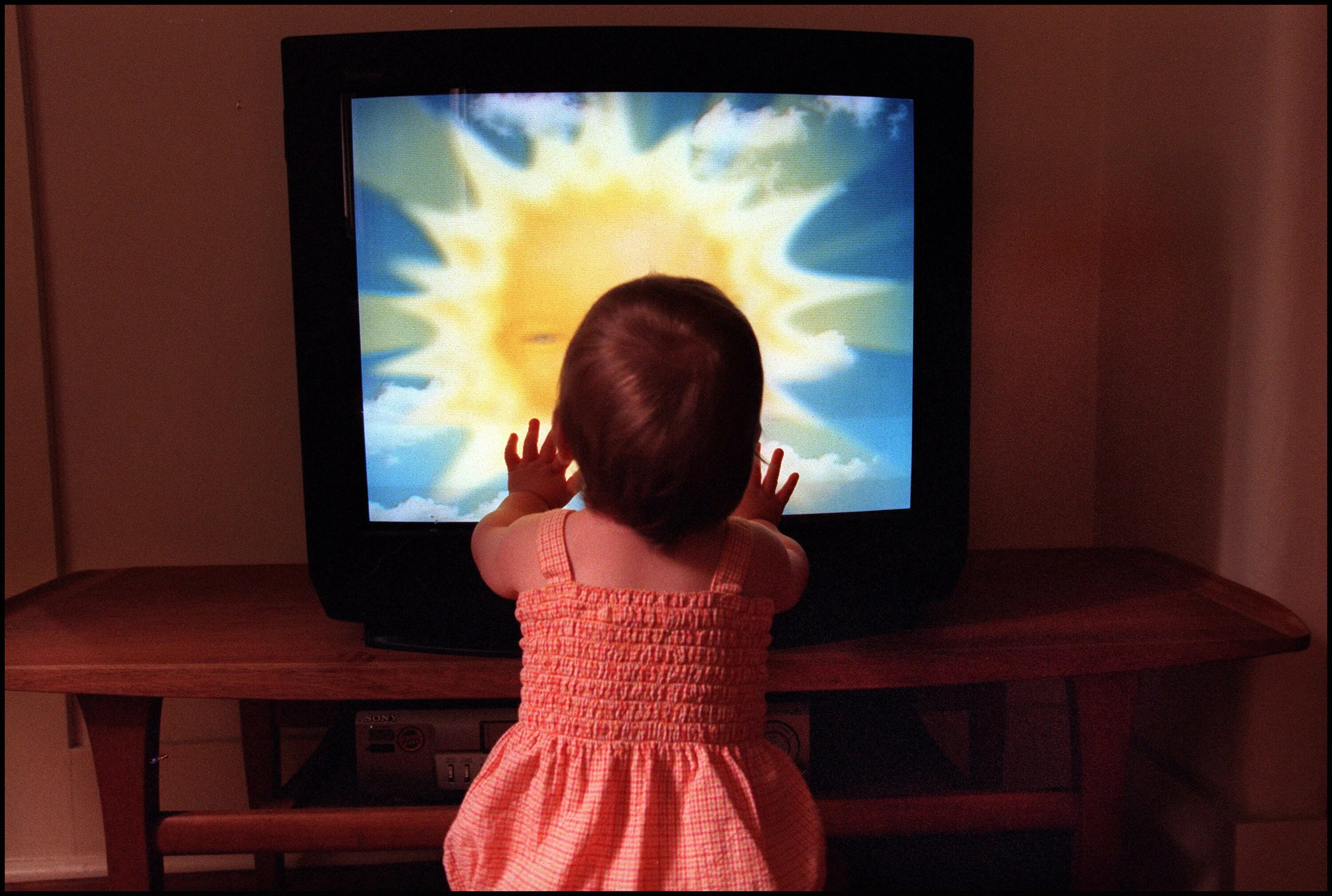 Телевизор. Девочка телевизор. Детский телевизор. Дети возле телевизора.