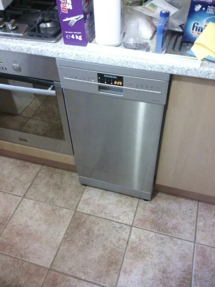 Посудомойка в интерьере кухни. Посудомоечная машина whirlpool 45см 6. Посудомойка candy 45 см отдельностоящая. Hofmann posudomoyka vtraemaya. Угловая кухня с посудомоечной машиной.