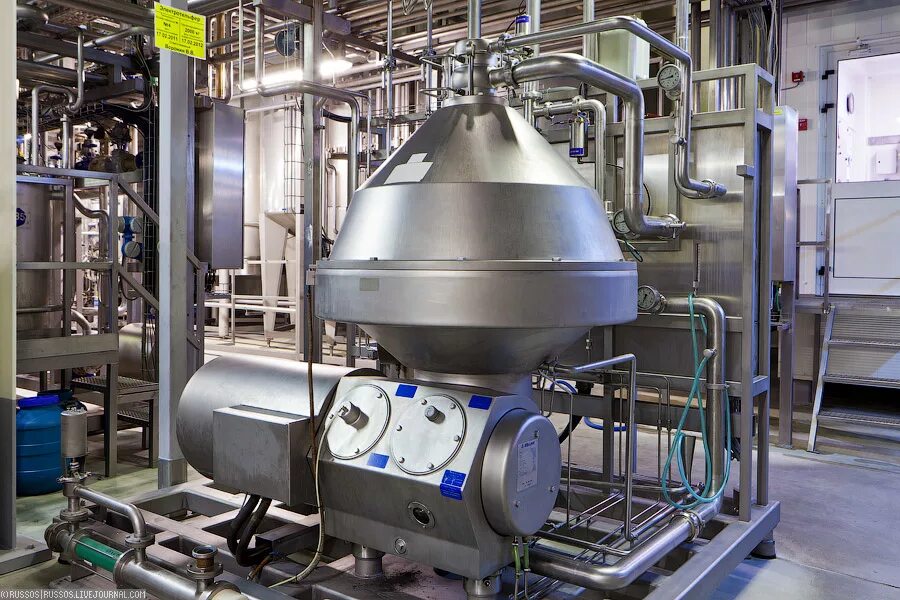 Сепаратор для молока производственный. Переработка обезжиренного молока. Ялуторовский молочный комбинат данон. Аппарат для сгущения молока. Переработка обезжиренного молока.