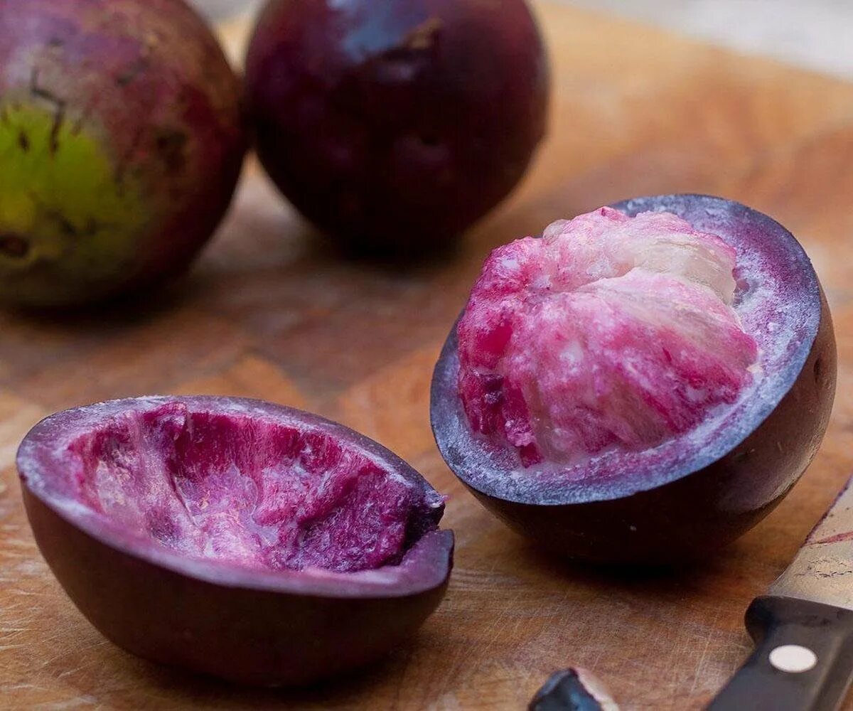 Хризофиллум звездное яблоко. Каимито звездчатое яблоко. Каймито фрукт. Фиолетовый фрукт.