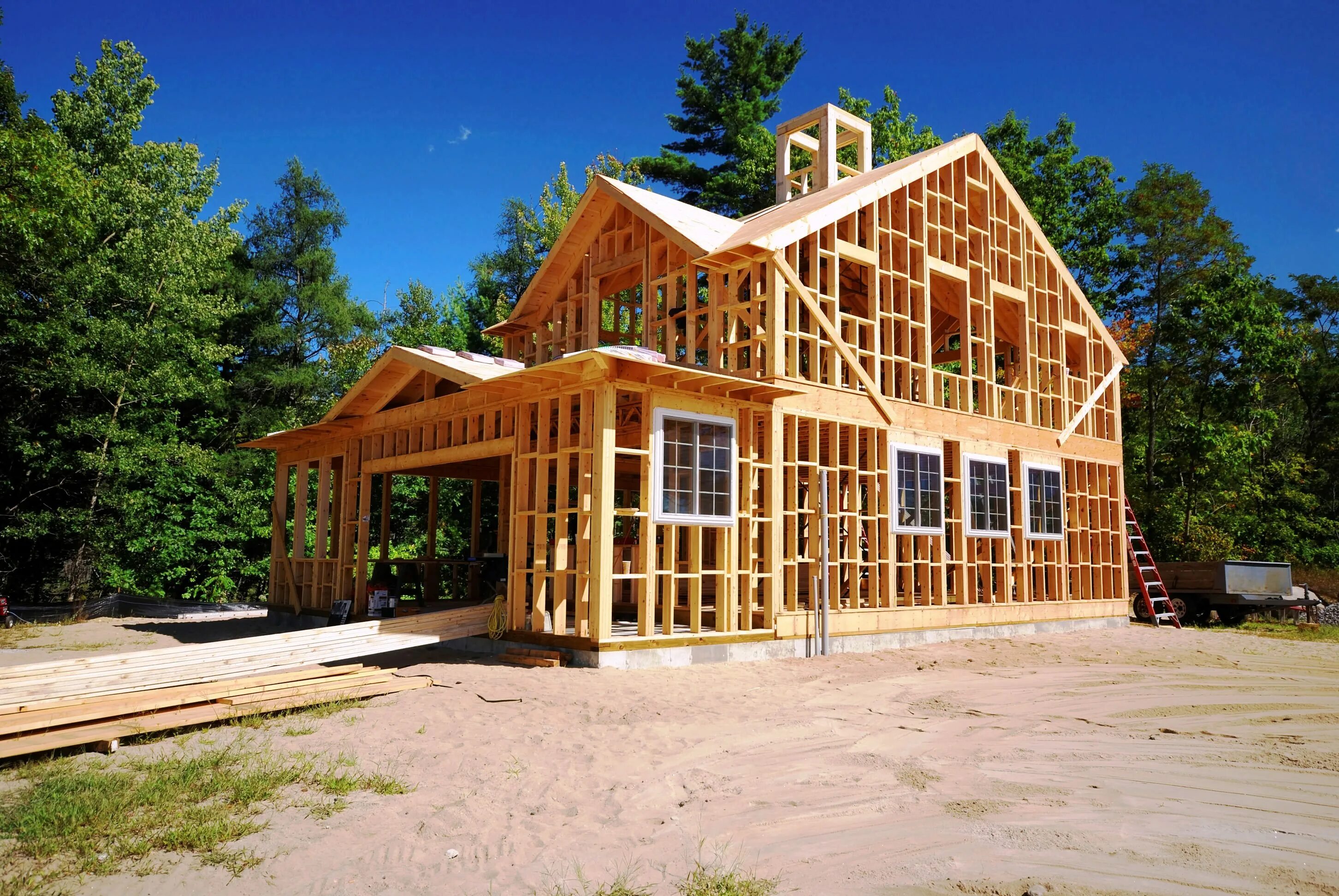 Построить дом цена 2024. Фронтон фахверк. Каркасное деревянное домостроение. Каркасный дом. Каркасный деревянный дом.