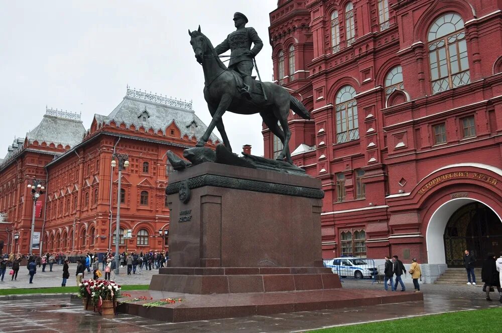 Памятник Жукову в Москве на красной площади. Памятник маршалу Жукову в Москве на красной площади. Памятник маршалу Жукову. Памятник Георгию Жукову на Манежной площади. Памятники россии памятные места