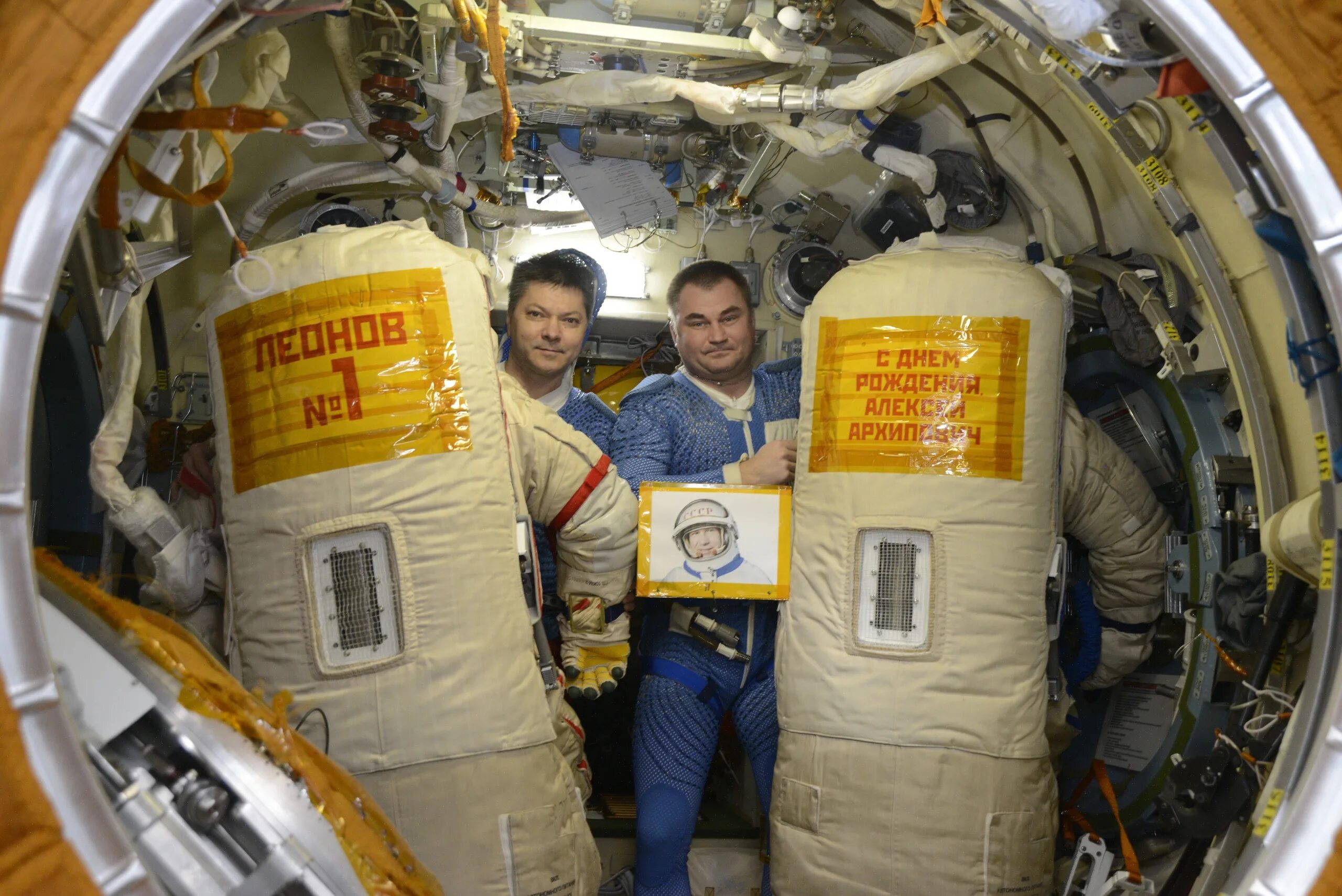 Первый человек побывавший в открытом космосе. Восход-2 космический корабль Леонов. Леонов выход в открытый космос фото.