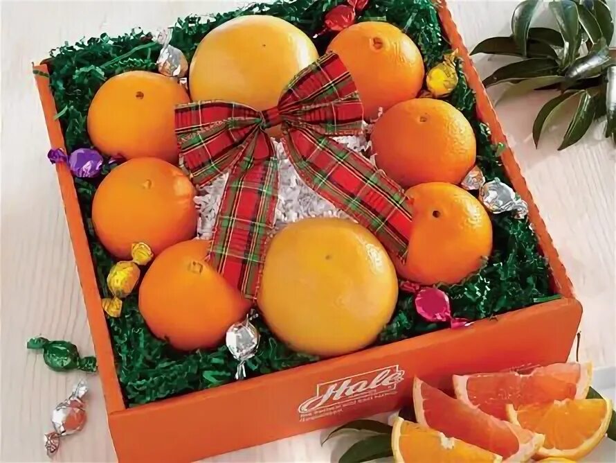 Подарок из цитрусовых. Коробка с мандаринами на новый год. Подарки с мандаринами на новый год. Упаковать мандарины в подарок. Набор мандаринов