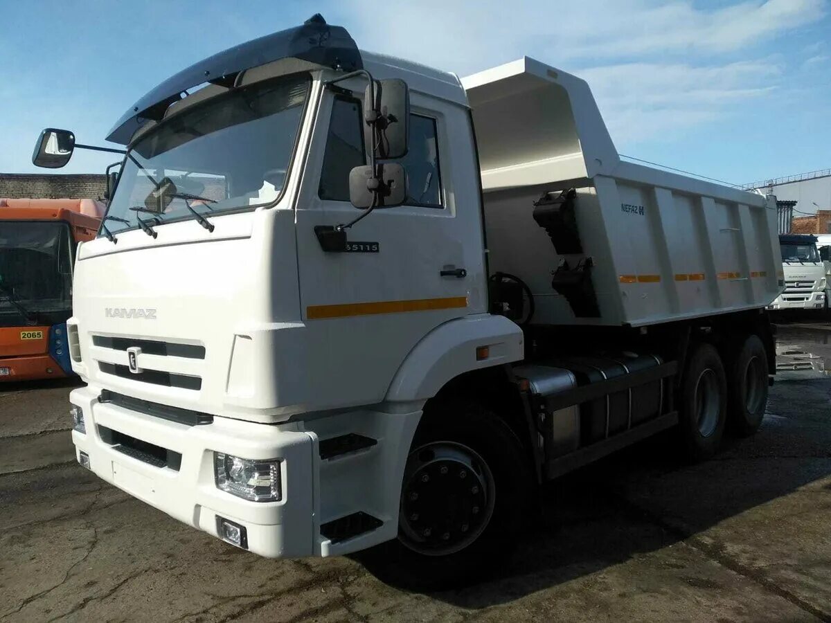 Камаз 65115 белый цвет. Камаз под белым. Изотермический фургон камаз-6520. Камаз под белым. Камаз под белым.