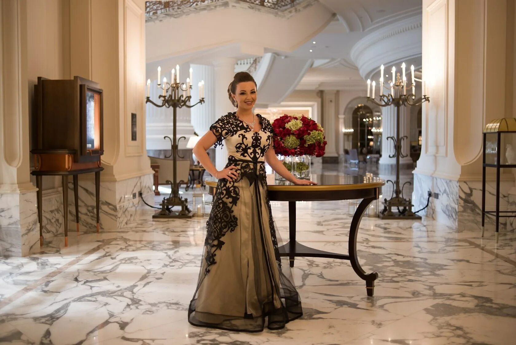 изящная женщина. спальня в старинном стиле. комната в классическом стиле. роскошный подчеркнуть. роскошный подчеркнуть.