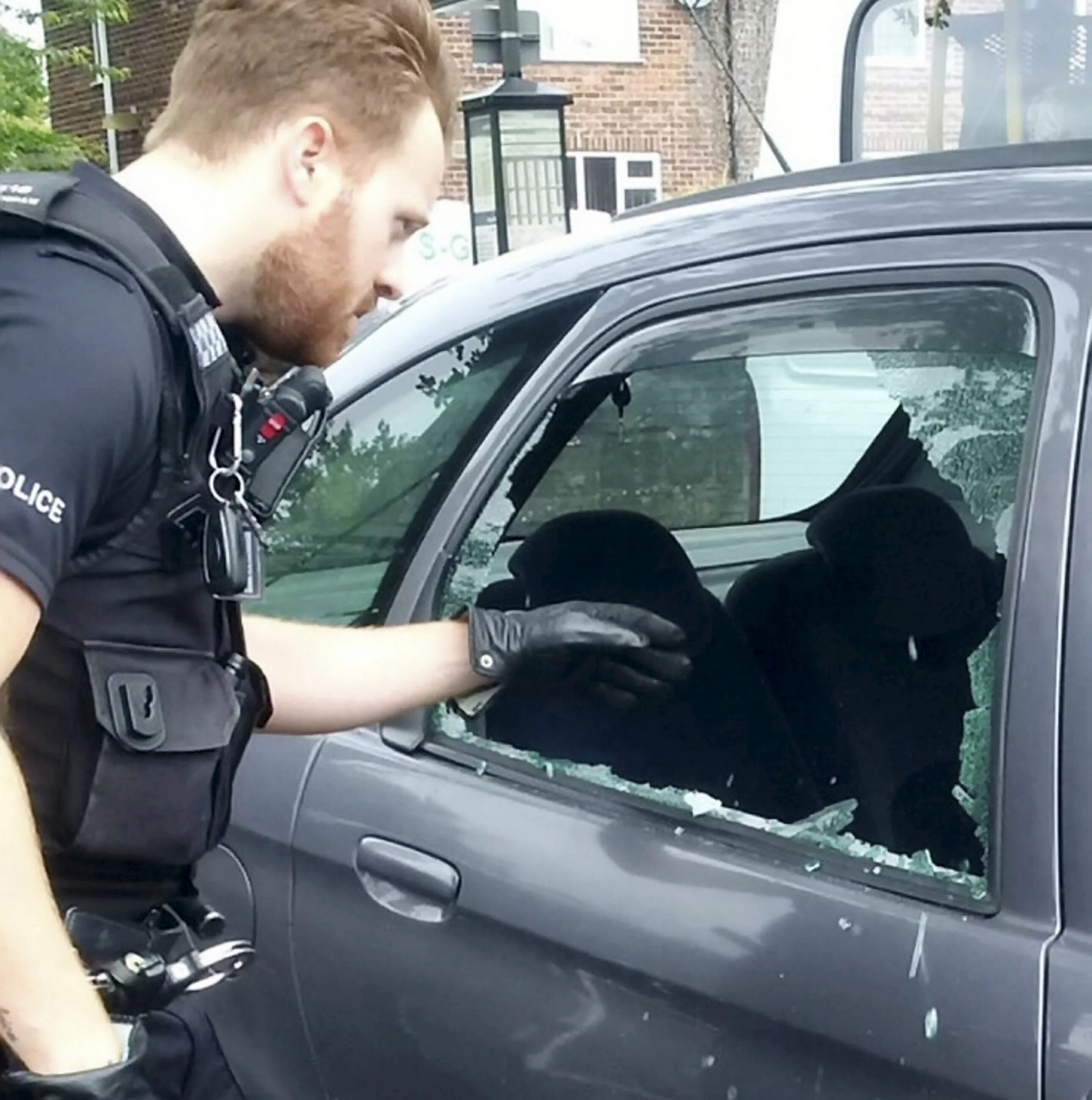 Полицейский разбивает машину. Мужик разбил окно машины. Подросток разбил окно машины. Полицейский смотрит в окно машины. Приспособление разбивать окна для полицейских.