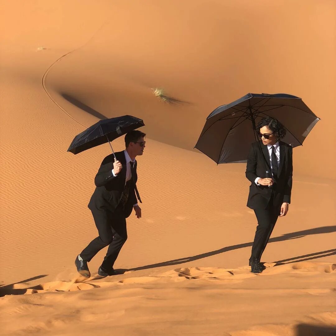 Джош бролин люди в черном 3. Тесса томпсон фильмы люди в черном. Стиль goth ninja. Крис хемсворт и тесса томпсон люди в черном. Хиджаб паранджа чадра никаб.