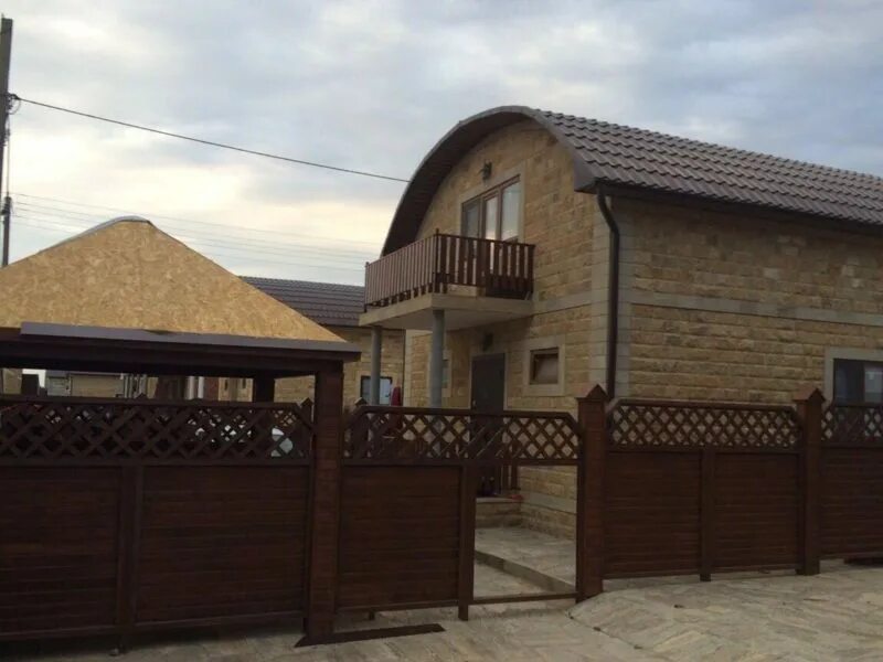 Домики избербаш. Поселок рыбный избербаш. избербаш рыбный поселок коттеджей. морская деревня избербаш. коттедж софия избербаш.