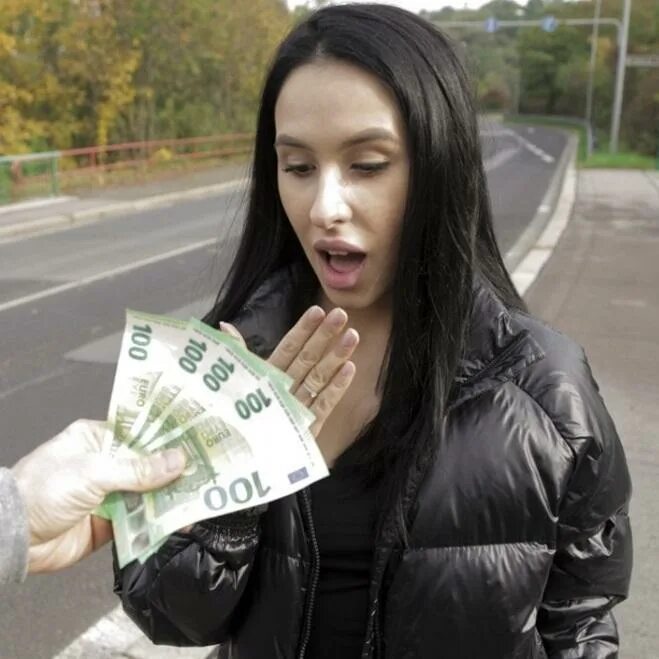 Симпатичная девушка за деньги. Девушка с деньгами. За деньги красавица. Дает деньги девушке на улице. Чехи за деньги.